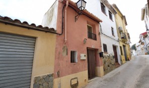 Baix Raval townhouse in Bolulla
