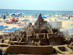 песчаные скульптуры на пляже Playa de Levante